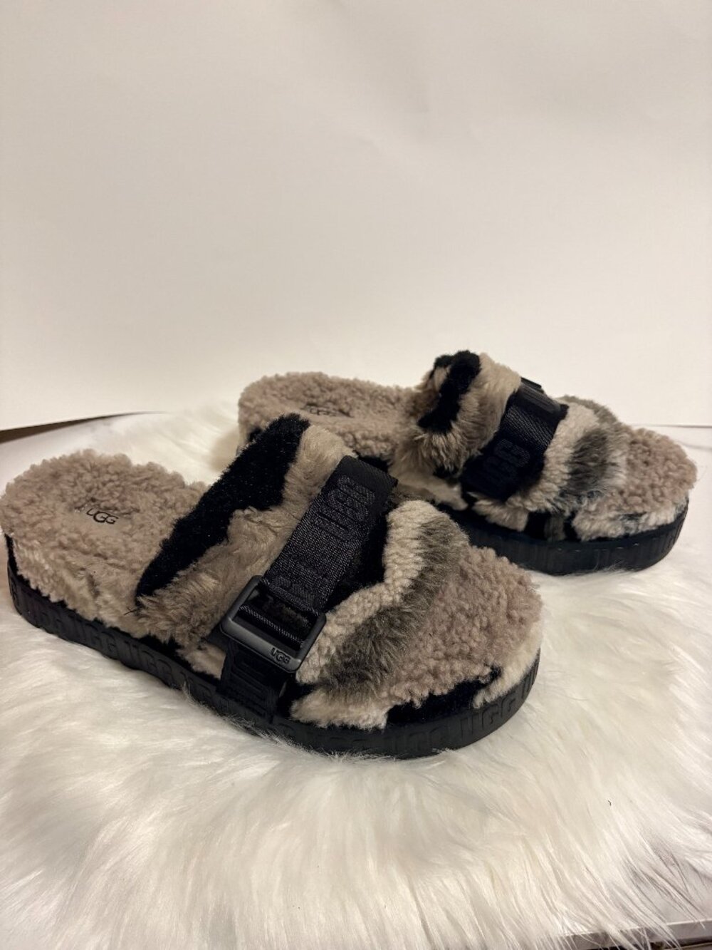UGG Fuzz Sugar Cross Slide Sandals Gray Multi Shearling | Excellent Pre-Owned